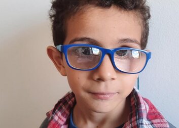 Proč potřebuje Nikolas brýle?